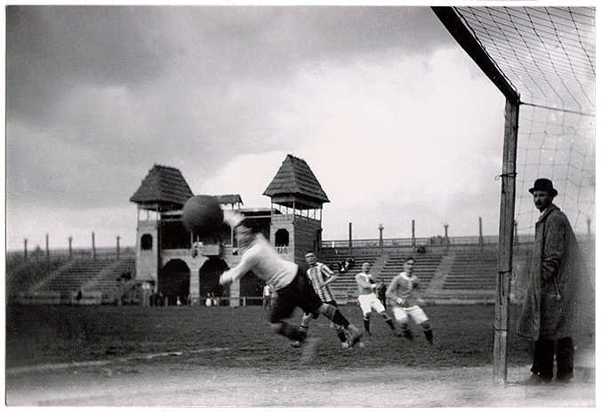 04.06.1911 i 05.06.1911 Kraków, boisko pozlotowe. Fragmenty meczów: Cracovia - Deutscher Fussballclub in Prag 0-5 i 2-7 (fot. archiwum Piotra Dobosza z Krakowa oraz zbiory Muzeum Historyczne miasta Krakowa — MHK6618-N)