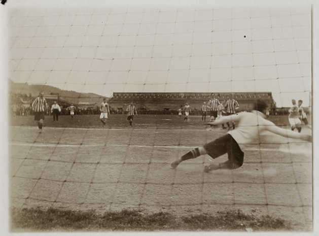 04.06.1911 i 05.06.1911 Kraków, boisko pozlotowe. Fragmenty meczów: Cracovia - Deutscher Fussballclub in Prag 0-5 i 2-7 (fot. archiwum Piotra Dobosza z Krakowa oraz zbiory Muzeum Historyczne miasta Krakowa — MHK6618-N)