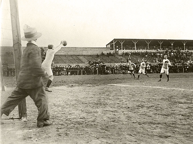 04.06.1911 i 05.06.1911 Kraków, boisko pozlotowe. Fragmenty meczów: Cracovia - Deutscher Fussballclub in Prag 0-5 i 2-7 (fot. archiwum Piotra Dobosza z Krakowa oraz zbiory Muzeum Historyczne miasta Krakowa — MHK6618-N)