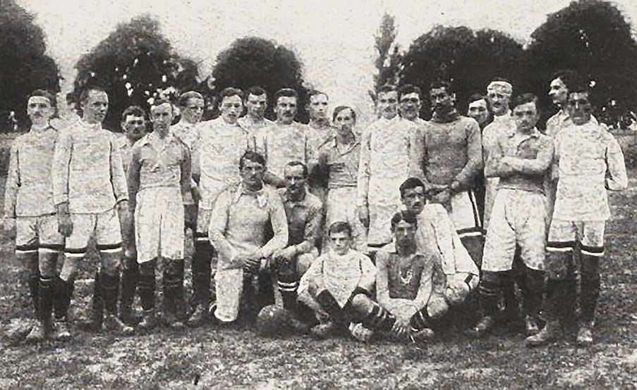 01.06.1913 — Reprezentacje Krakowa i Lwowa. Stoją od lewej: Władysław Kuchar III (L), Wilhelm Rzadki (L), Viktor Traub I (K), Tadeusz Prochowski (K), Jerzy Misiński (L), Tadeusz Zabża II (L), Artur Olejak (K), Sylwester Bartkiewicz (L), Andrzej Bujak (K), Józef Kałuża (K), Karol Kuchar II (L), Ludwik Stolarski (K), Marian Steifer (L), Tadeusz Dąbrowski I (K), Karel Just (L), Robert Traub II (K), Tadeusz Przystawski (K), Johann Kammerer (L). U dołu od lewej: Michał Szubert (K), Tadeusz Synowiec (K), Wacław Kuchar IV (L), Stanisław Mielech (K) i Edmund Marion (L) (fot. Ilustrierte Österreichisches Sportblatt 14.06.1913 s.11)