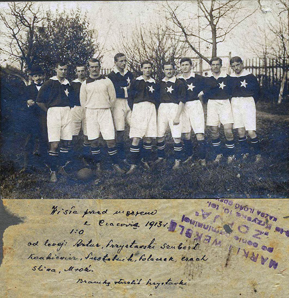 09.11.1913 — Wisła Kraków przed kontrowersyjnym meczem z Cracovią. Stoją od lewej: x, Artur Olejak, Tadeusz Przystawski, Michał Szubert, Alfred Konkiewicz I, Franciszek Pustelnik, Włodzimierz Polaczek, ? Pek (Czech), Stefan Śliwa, Stanisław Mróz I (fot. zbiory rodzinne udostępnione przez Annę Dubert)