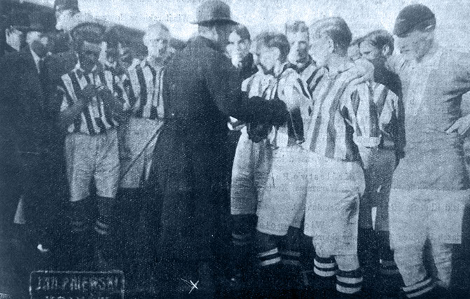 03.05.1914 — Kraków. W czasie przerwy meczu Cracovia — Wiener Amateur Sportverein 3-0, prezes gospodarzy Kazimierz Jurjewicz wręczył graczom pierwszego zespołu pamiątkowe żetony za Mistrzostwo Galicji w 1913 roku (fot. Ilustrowany Tygodnik Sportowy 09.05.1914)