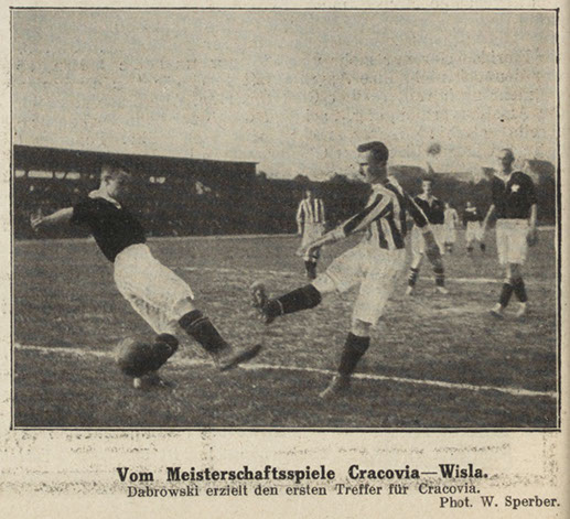 14.06.1914 — Zdjęcie z meczu o mistrzostwo Galicji, Cracovia — Wisła 3-1. Tadeusz Dąbrowski I strzela pierwszą bramkę dla Cracovii (fot. Ilustriertes Österreichisches Sportblatt 02.07.1914)