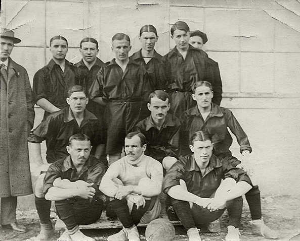 24.05.1914 — Kraków. Fragment meczu Wisła Kraków — Pogoń Lwów 0-1 (fot. Ilustrowany Tygodnik Sportowy 30.05.1914)