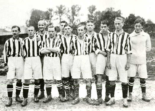 05.10.1913, Lwów — Cracovia przed meczem z Pogonią Lwów 1-1.Stoją od lewej: Tadeusz Dąbrowski I, Tadeusz Prochowski, Tadeusz Synowiec, Robert Traub II, Stefan Fryc, Zdzisław Styczeń, Józef Kałuża, Konrad Dynowski, Stanisław Mielech, Stanisław Ziemiański, Stefan Popiel (fot. archiwum autorów)