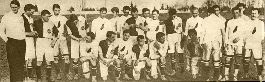 21.04.1912 — Lwów. AZS Kraków przed meczem z Pogonią Lwów   3-3. Stoją od lewej: Stanisław Polakiewicz (sędzia), Józef Schwarzer (A), Kazimierz Klakurka (A), Tadeusz Romanowski (P), Tadeusz Zabża II (A), Wilhelm Rzadki (P), x, Tadeusz Kuchar I (P), Wilhelm Cepurski (A), Edward Reiner (P), Edmund Marion (P), Ludwik Stolarski (A), Jerzy Misiński (P), S.Löbl (tyłem — P), Stefan Wowczak (A), Johann Kammerer (P), Seweryn Kisielewski (A), Mehler (P). Klęczą od lewej: Julian Karasiński (P), Tadeusz Rutkowski II (A), Karol Kuchar II (P), Witold Rutkowski I (A), Franciszek Brożek (A) i Konrad Dynowski (A) (fot. J.Hałys, Piłka Nożna  w Polsce tom 1)