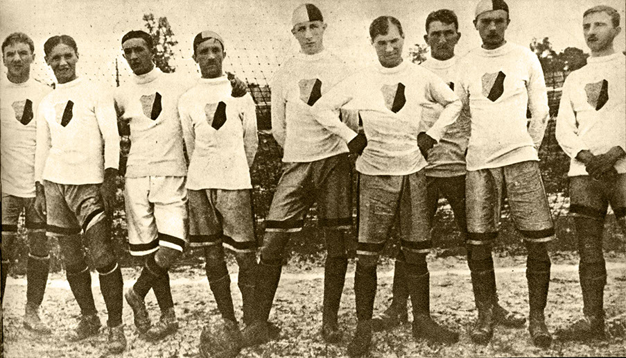 1912 — Pogoń Lwów. Stoją od lewej: Sylwester Bartkiewicz, Wilhelm Rzadki, Edward Reiner, Edmund Marion, Tadeusz Romanowski, S.Löbl, Julian Karasiński, Karol Kuchar II i Władysław Kuchar III (fot. J.Hałys, Piłka Nożna w Polsce tom 1)