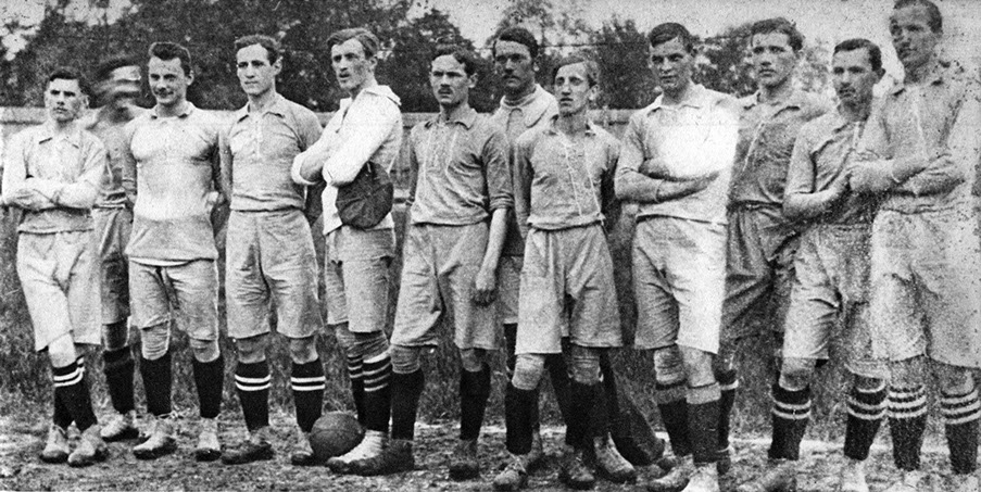 02.06.1912 — Reprezentacja Krakowa przed inauguracją Pucharu Żeleńskiego. Stoją od lewej: Karol Romański, Tadeusz Przystawski, Wilhelm Cepurski, Andrzej Bujak, Gustaw Rogalski, Włodzimierz Polaczek, Michał Szubert, Józef Kałuża, Artur Olejak, Ludwik Stolarski, Tadeusz Dąbrowski I i Tadeusz Synowiec (fot. J.Hałys, Piłka Nożna w Polsce tom 1