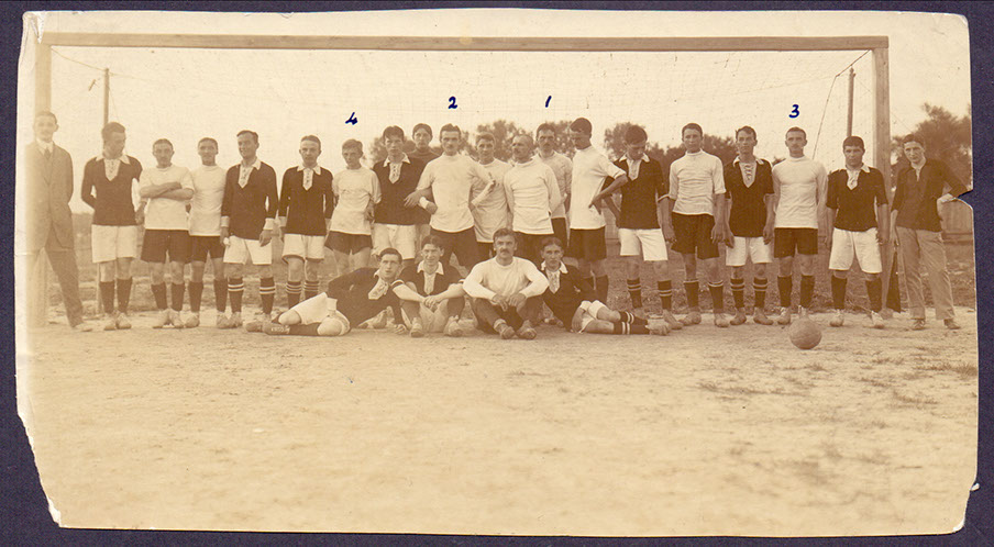 31.08.1913 —  Lwów. Przed meczem reprezentacji Lwowa z reprezentacją Czerniowców 6-2. Z lewej sędzia Stanisław Polakiewicz. Lwowianie (jasne koszulki) stoją od lewej: Walerian Pappius (C), Tadeusz Kowalski (C),Wacław Kuchar IV (P), Karol Kuchar II (P), Wiktor Witkowski (P), Jan Harasymowicz (C), Tadeusz Kuchar I (P), Władysław Koniewicz (C), Juliusz Müller (C), Władysław Kuchar III (P). Siedzi: Sylwester Bartkiewicz (P). Reprezentanci Czerniowców (ciemne koszulki) stoją od lewej: Bronisław Darski (3), Stanisław Miciński I (4), bramkarz L.Strutyński (5). Siedzi od lewej: Kazimierz Miciński II (2) (fot. archiwum autorów)