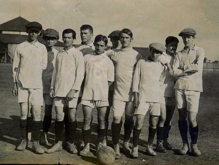 1910 — RKS Kraków. Stoją od lewej: x, x, x, x, Zdzisław Styczeń, x, Michał Szubert, Józef Kałuża, Kazimierz Grabowski, x <span id=