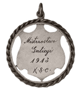 Żeton za Mistrzostwo Galicji, zdobyte przez KS Cracovia w 1913 roku. Należał on do członka zwycięskiej drużyny, Stanisława Ziemiańskiego, w latach 1911–21 piłkarza Wisły Kraków (w Mistrzostwach Galicji w 1913 i 1914 roku grał w barwach Cracovii), a także jej kapitana (fot. ze zbiorów Muzeum Sportu i Turystyki w Warszawie)